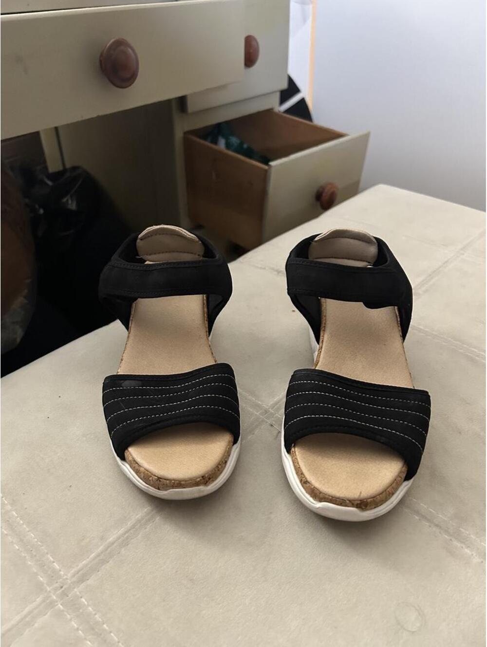 Dr. Scholl’s Black comfort short heeled sandals white stitching, size US 6